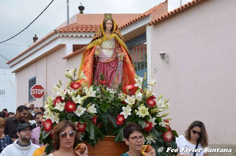 La talla de Santa Bárbara, este domingo en Lomo Catela, con nuevo manto (Foto Francisco Javier Santana)